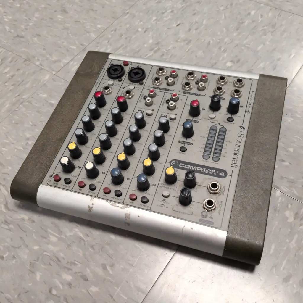 Soundcraft Compact 4